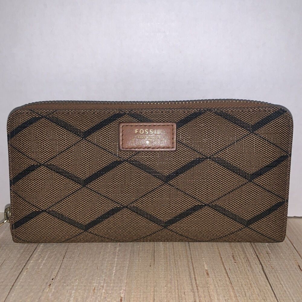 Fossil Women’s Zip-Around Clutch Geometric Pattern Credit Card Slots Beige